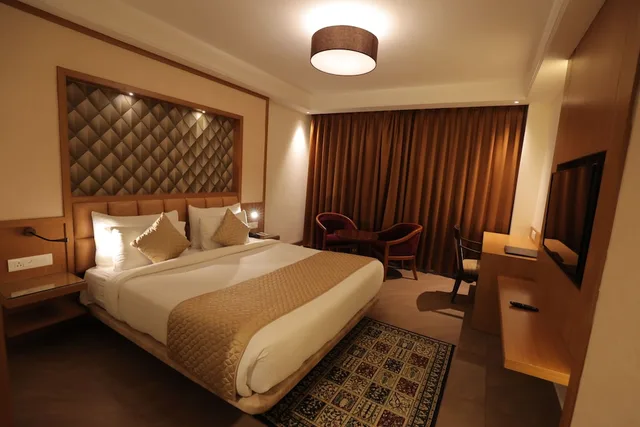 غرفة ديلوكس بسرير مزدوج، Clarion Inn Indore 2/5
