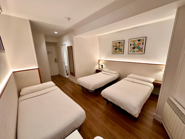 غرفة ثلاثية، Far Home Hostel 1/4