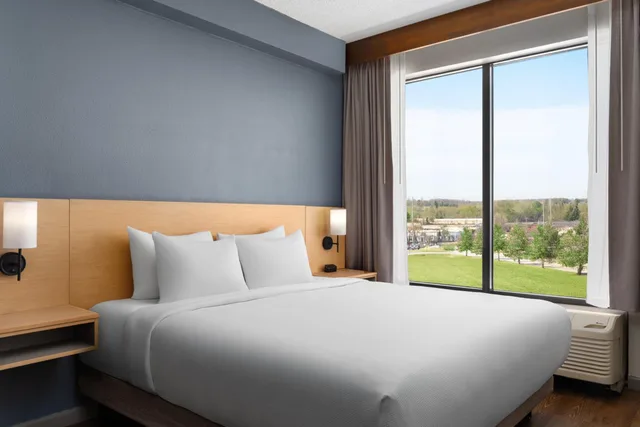 غرفة بسريرين مزدوجين مع أريكة في طابق مرتفع، Hyatt Place Atlanta Arpt North 2/10