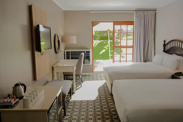 غرفة قياسية بسريرين منفصلين بإطلالة على المسبح، Caledon Hotel Spa And Casino 2/5