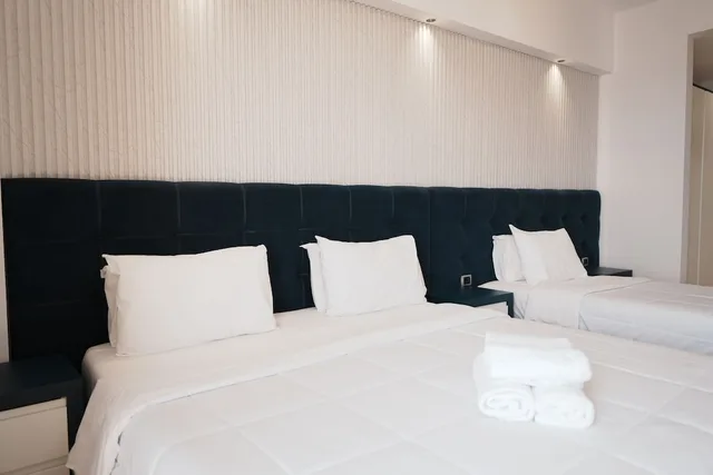 غرفة سوبيريور رباعية بسرير كوين وسرير فردي بإطلالة على البحر بشرفة مع أريكة، Blue Sky Hotel 5/10