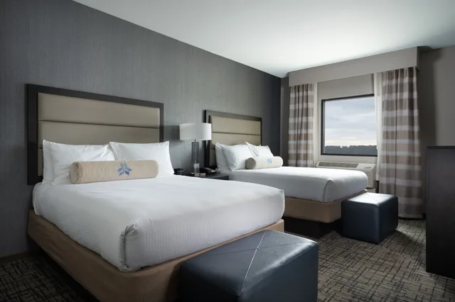 غرفة قياسية بسريرين كوين، Shangri La Resort Afton 1/2