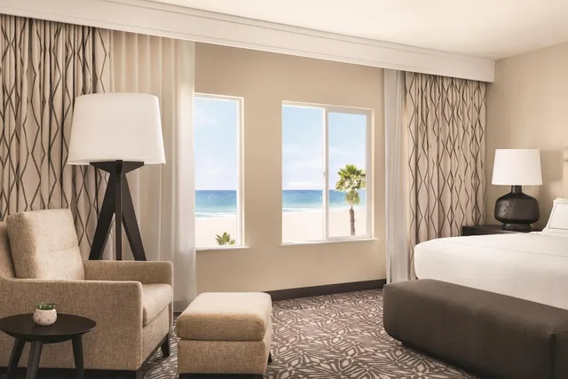 جناح رئاسي بسرير كينج وسريرين كوين بإطلالة على البحر مع أريكة، Zachari Dunes on Mandalay Beach, Curio Collection by Hilton 6/8