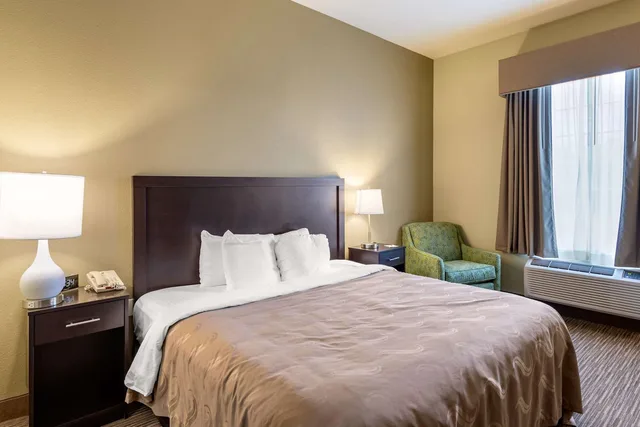 غرفة بسرير كينج، Sonesta Essential La Porte 3/5