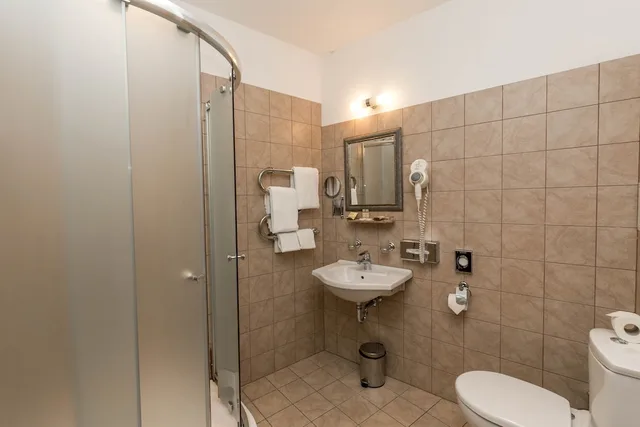 غرفة قياسية بسرير كوين، Justus Hotel 2/2