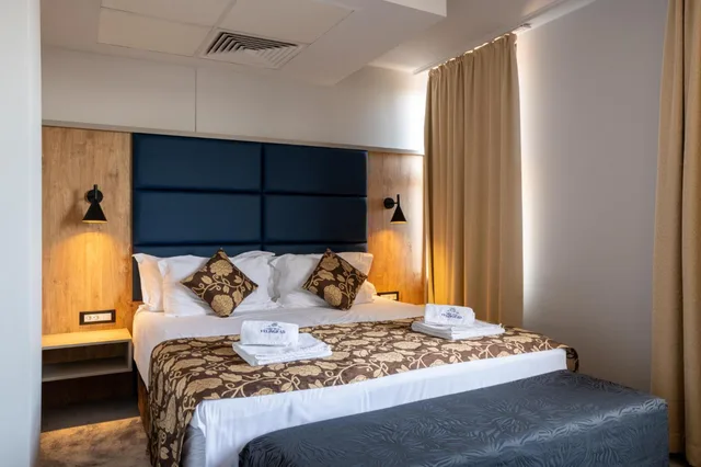 غرفة ديلوكس بسرير مزدوج أو سريرين منفصلين بشرفة بإطلالة، Velingrad Grand Hotel 1/10