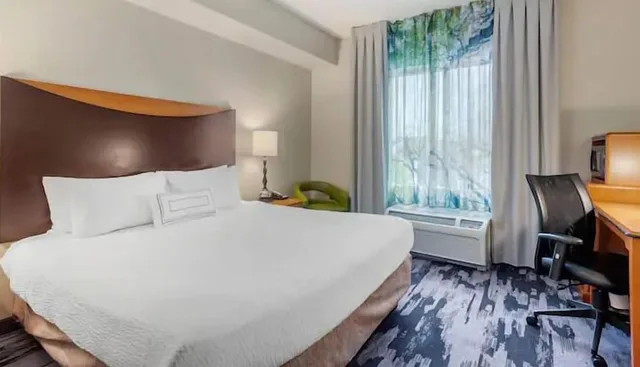 جناح تنفيذي بسرير كينج بغرفة نوم واحدة مع أريكة، Fairfield Inn & Suites by Marriott Houston Conroe/Woodlands 1/5