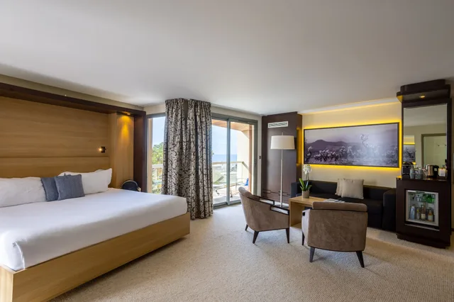 جناح جونيور بسرير كينج مع أريكة، Thalazur Bandol Ile Rousse Hotel 2/3