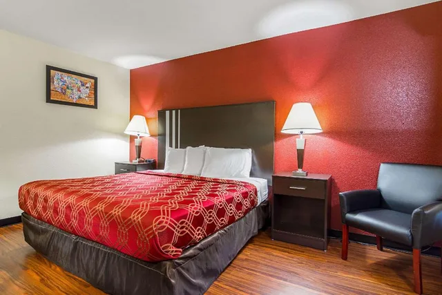 غرفة سوبيريور بسرير كينج، Econo Lodge Research Triangle Park 2/3