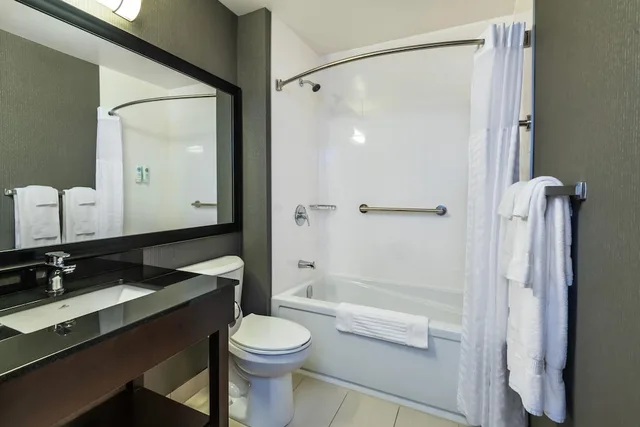 غرفة ديلوكس بسريرين كوين يُسمح فيها بالحيوانات الأليفة في الطابق الأرضي، Comfort Inn Gatineau 6/7