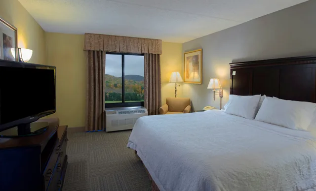 غرفة بسرير كينج لذوي الإعاقة، Hampton Inn Bennington 1/3