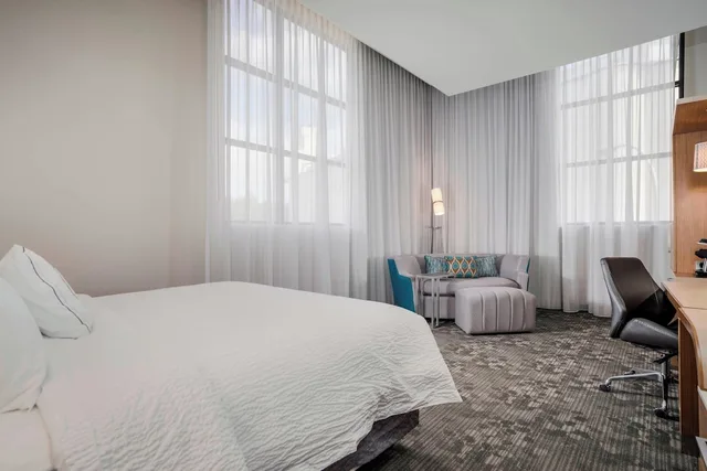 جناح بسرير كينج بغرفة نوم واحدة مع أريكة لذوي الإعاقة، Courtyard by Marriott Niagara Falls, USA 1/5