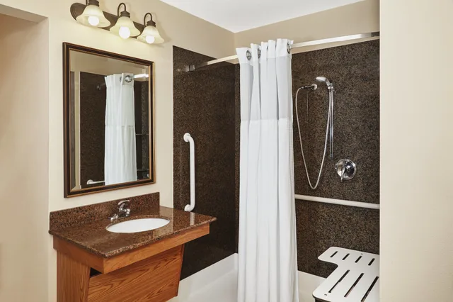 غرفة بسرير كينج وسرير كوين لذوي الإعاقة، Staybridge Suites Milwaukee Airport South 4/4