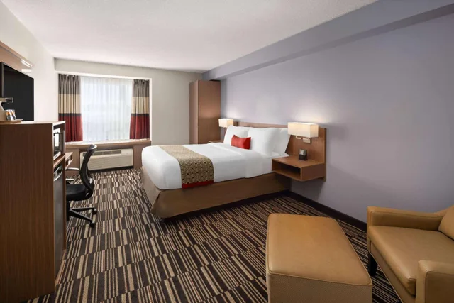 غرفة ديلوكس بسرير كينج وسرير كوين، Microtel Inn And Suites By Wyndham Kirkland Lake 3/6