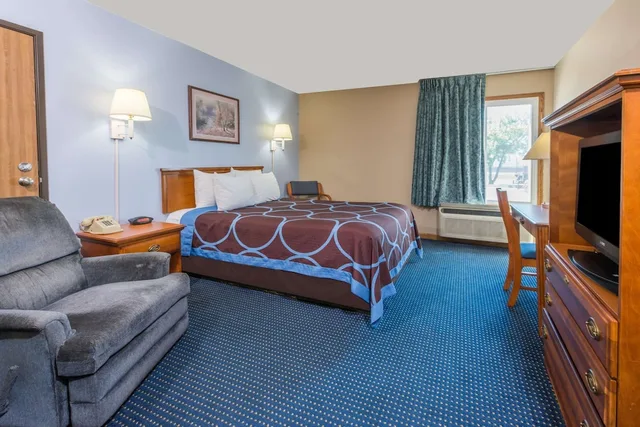 غرفة بسرير كوين لذوي الإعاقة، Super 8 by Wyndham O'Fallon MO/St. Louis Area 1/6
