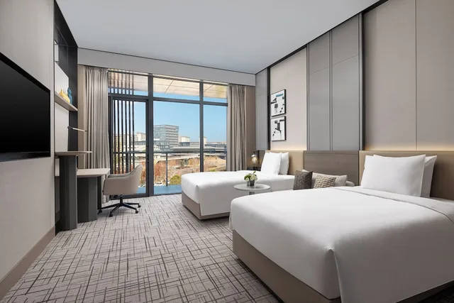 غرفة قياسية بسريرين مزدوجين مع دخول صالة النادي، Crowne Plaza Quzhou by IHG 1/10