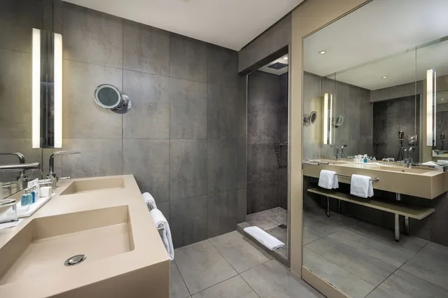 جناح جونيور بشرفة، Radisson Blu Hotel Marrakech Carre Eden 6/7