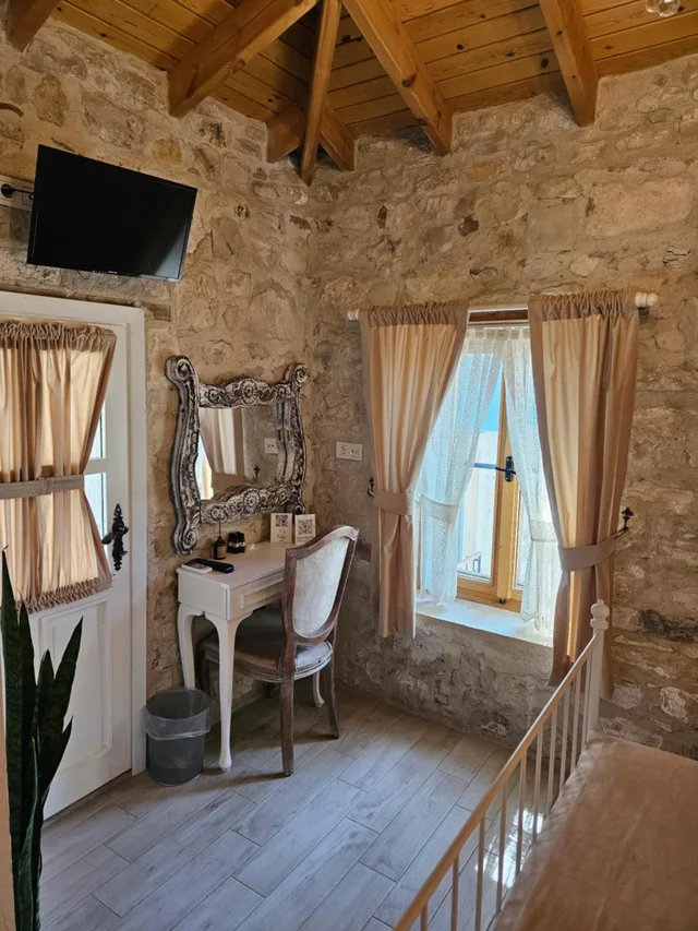 غرفة بسرير مزدوج بإطلالة على المسبح، Kugu Urla Otel 2/6