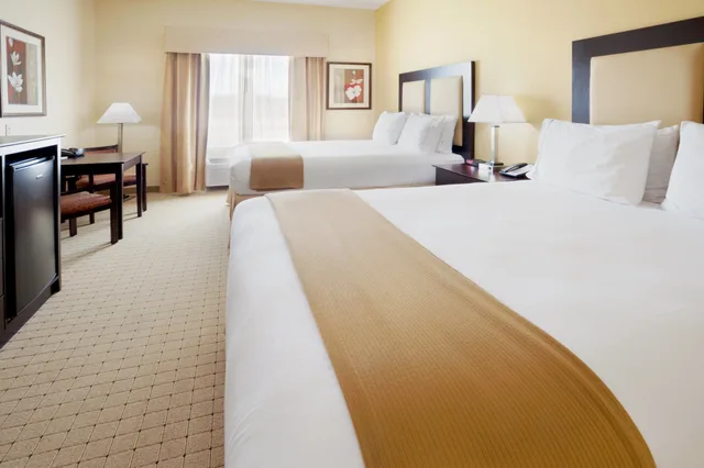 غرفة قياسية بسريرين كوين، Holiday Inn Express Hotel And Suites Georgetown 2/3