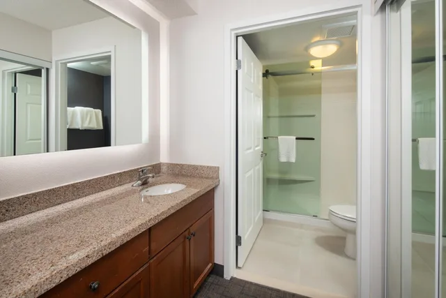 جناح بسرير كوين بغرفة نوم واحدة مع أريكة، Residence Inn By Marriott Whitby 5/8