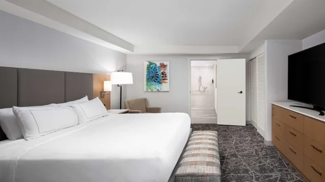 جناح بسرير كينج بغرفتين بمنطقة جلوس، Doubletree Sacrament 1/4