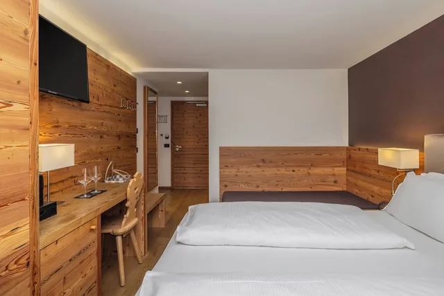 Pine, Mountain, 1 Double and 1 Single Bed، Hotel Palace Ravelli 2/4