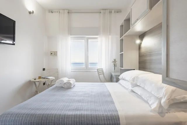 غرفة كلاسيكية بسرير كوين بإطلالة على البحر، La Caletta Hotel 2/7