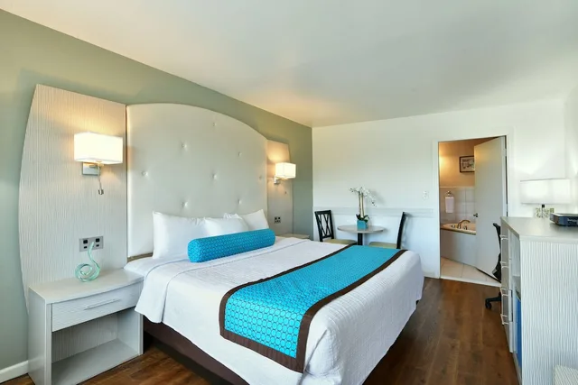 غرفة سوبيريور بسرير كينج بحمام خاص، The Freeport Inn and Marina 5/8