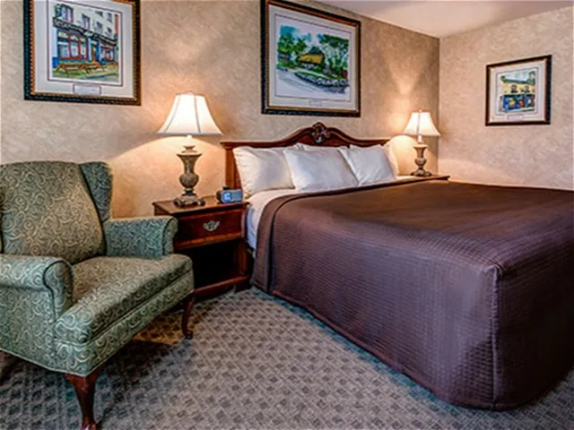 غرفة تقليدية بسرير كينج، Irish Cottage Inn & Suites 1/1