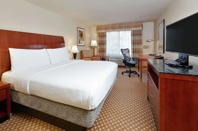غرفة بسرير كينج بحوض استحمام لذوي الإعاقة، Hilton Garden Inn San Diego Del Mar 1/2