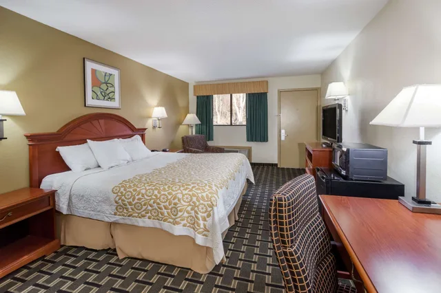 غرفة بزنس بسرير كينج، Days Inn by Wyndham Kent - Akron, Ohio 2/3