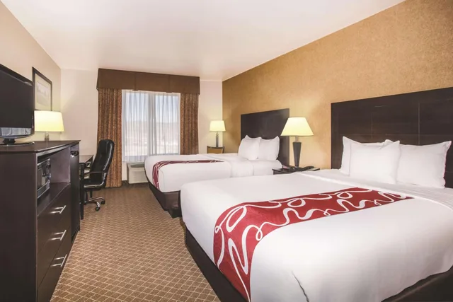 غرفة تنفيذية بسريرين كوين مع أريكة، La Quinta Inn & Suites by Wyndham Ely 4/10