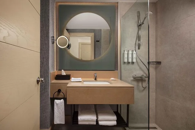 جناح بسريرين منفصلين وسرير كينج بغرفتي نوم مع أريكة بمطبخ، Delta Hotels Istanbul West 5/6