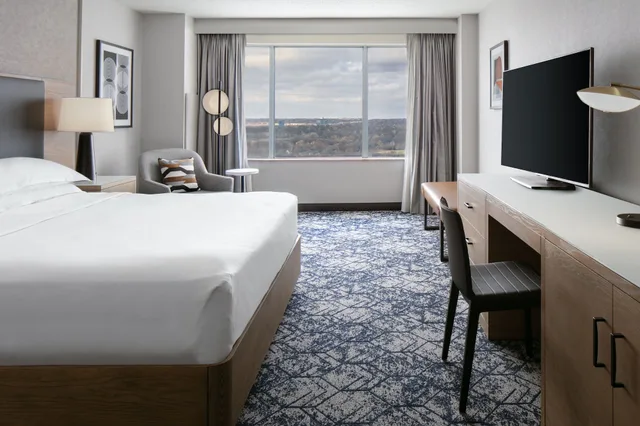 جناح جونيور بسرير كينج مع أريكة، SHERATON OVERLAND PARK HOTEL AT THE CONVENTION CENTER 2/5