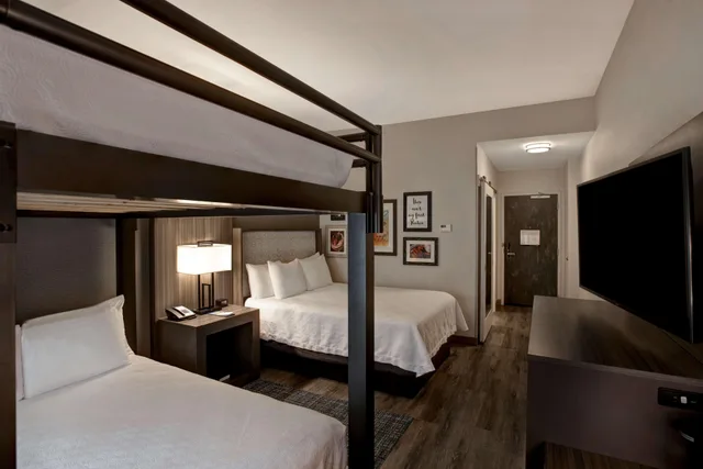 غرفة بسريرين منفصلين وسرير بطابقين وسرير كوين لذوي الإعاقة، Hampton Inn & Suites San Antonio Riverwalk 2/4
