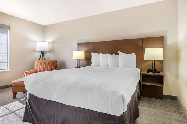 غرفة بسرير كوين، Country Inn & Suites by Radisson, Watertown, SD 1/1