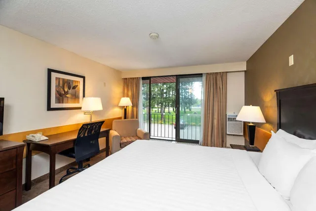 غرفة بسرير كينج بشرفة، Prestige Riverside Lodge Quesnel 3/5