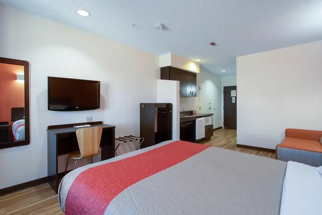 Suite, Queen Bed, Motel6 El Paso, TX - Southeast 2/7