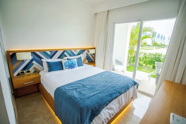 شقة ديلوكس بسريرين مزدوجين بإطلالة على المسبح بشرفة بغرفتي نوم مع أريكة، Xeliter Cana Rock Punta Cana 2/7