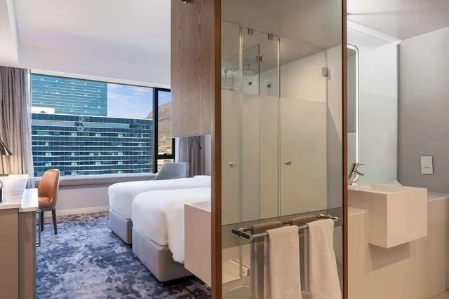 غرفة بريميوم بسريرين منفصلين بإطلالة على الجبل، Radisson Hotel Cape Town Foreshore 8/10
