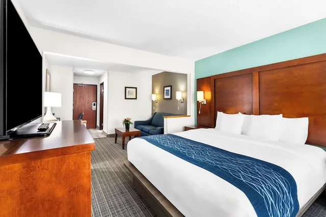 Upgrade, Business, Suite, King Bed, Sofa، Comfort Inn Marion 1/6