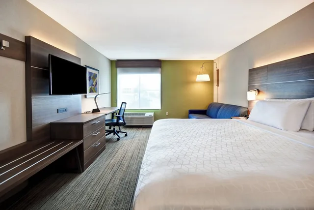 غرفة قياسية بسرير كينج مع أريكة، Holiday Inn Express Newport North - Middletown 1/10