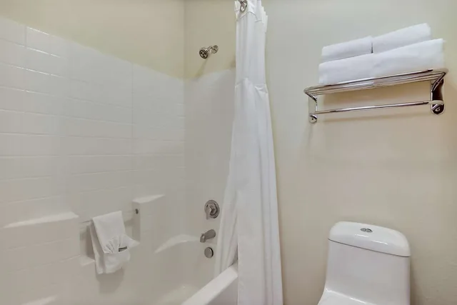 جناح بسرير كينج مع أريكة بحوض جاكوزي، Best Western Liberty Inn DuPont JBLM 4/5