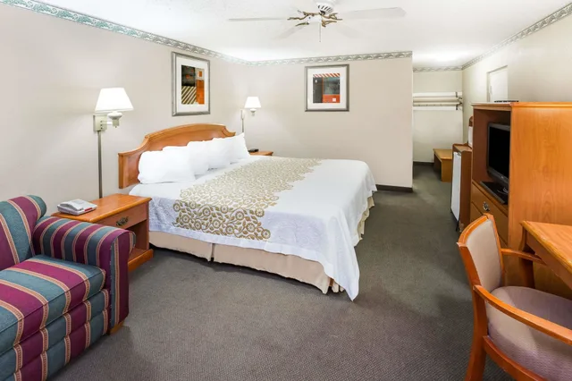 غرفة بسرير كينج لذوي الإعاقة، Days Inn By Wyndham Batesville 4/5