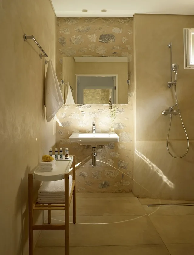 غرفة قياسية بسرير كوين بإطلالة جزئية على البحر، Aria Estate Suites And Spa 4/4