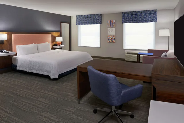Suite, King Bed, Hampton Inn and Suites by Hilton Montreal Dorval 2/3