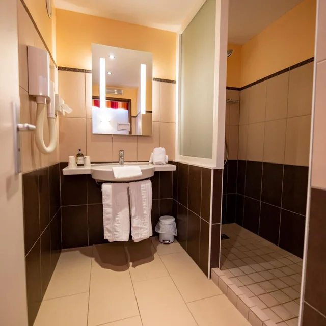 غرفة ديلوكس بسرير مزدوج بشرفة، Citotel Hostellerie Saint Vincent Beauvais 10/10