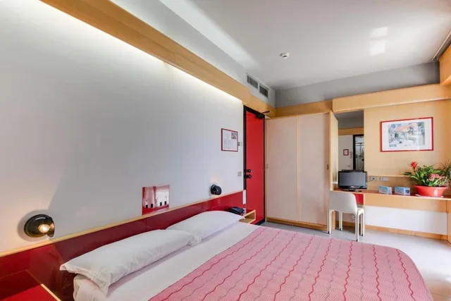غرفة بسرير مزدوج بإطلالة جزئية على البحر، Hotel Giglio 1/4