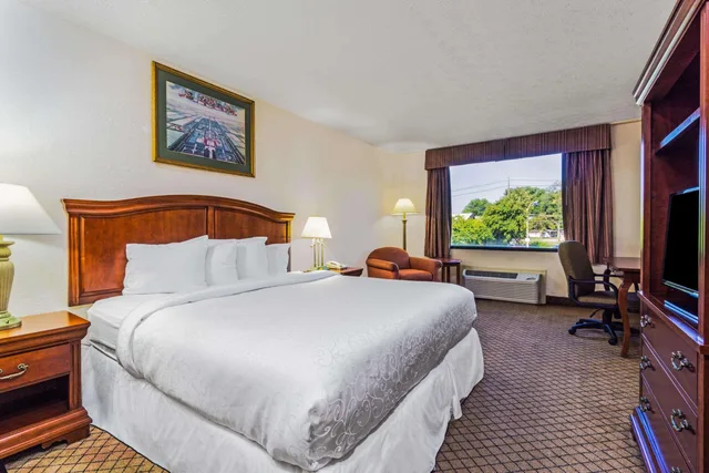 غرفة بسرير كينج، Days Inn by Wyndham Columbus Airport 1/2