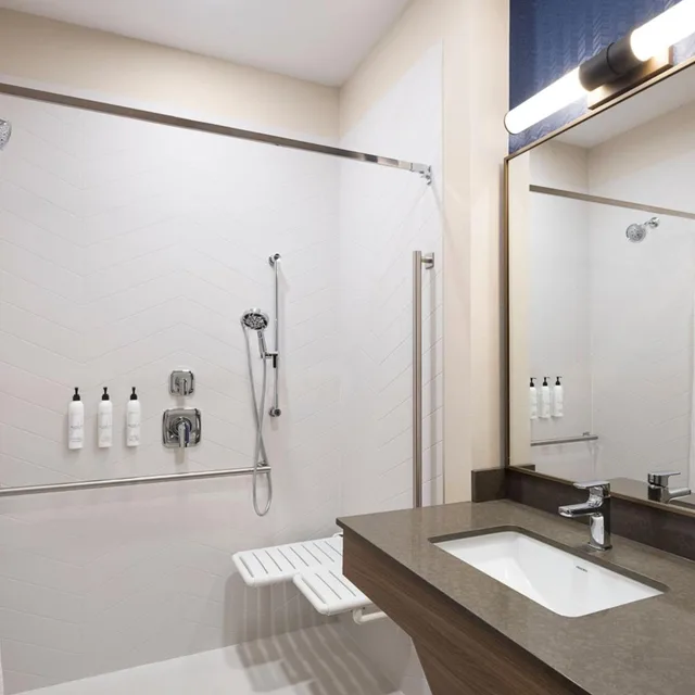 غرفة بسرير كينج وسريرين كوين، Fairfield Inn & Suites West Kelowna 3/5